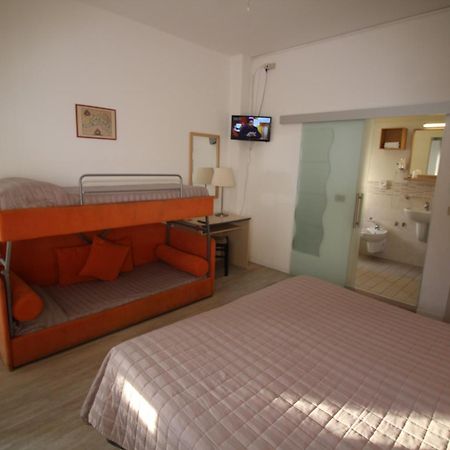 Hotel Firenze Каорле Екстериор снимка