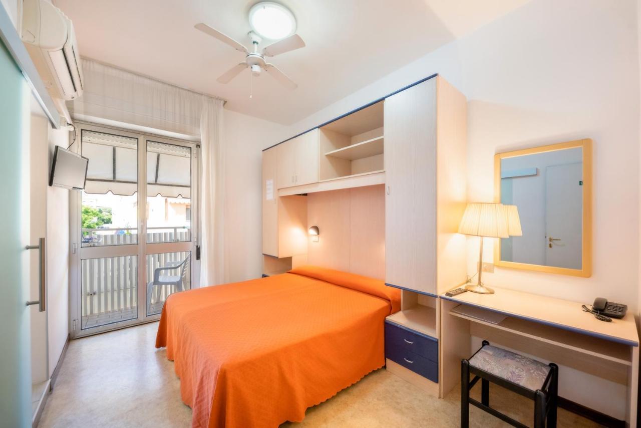 Hotel Firenze Каорле Екстериор снимка